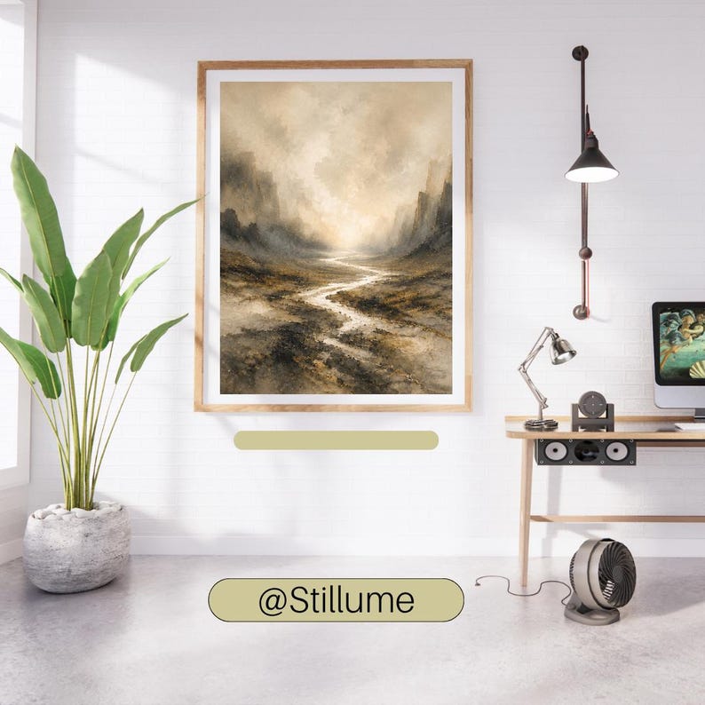 Puede incluir: Una impresi&oacute;n de arte mural de paisaje enmarcada que muestra un r&iacute;o serpenteante a trav&eacute;s de un valle oscuro y sombr&iacute;o con tonos apagados de marr&oacute;n, gris y beige. La obra de arte se exhibe en una pared blanca junto a una planta verde alta.