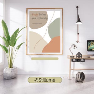 K&ouml;nnte beinhalten: Ein gerahmter Wandkunstdruck mit abstrakten organischen Formen in gedeckten T&ouml;nen von Beige, Salbeigr&uuml;n und Terrakotta. Der Text lautet "Begin before you feel ready." und "Courage starts quietly." Der Druck befindet sich in einem hellen Holzrahmen.