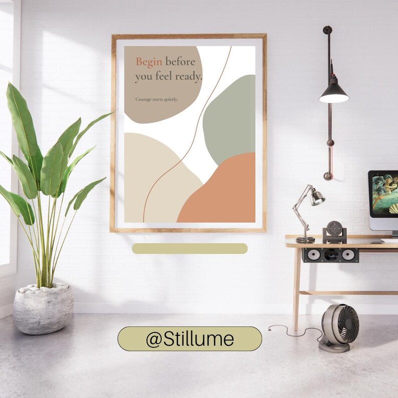 K&ouml;nnte beinhalten: Ein gerahmter Wandkunstdruck mit abstrakten organischen Formen in gedeckten T&ouml;nen von Beige, Salbeigr&uuml;n und Terrakotta. Der Text lautet "Begin before you feel ready." und "Courage starts quietly." Der Druck befindet sich in einem hellen Holzrahmen.