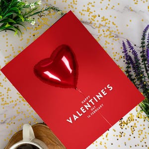 Può includere: Un biglietto rosso di San Valentino con un'illustrazione di un palloncino a forma di cuore. Il biglietto presenta il testo "Happy Valentine's Day 14 February" in bianco. L'immagine è decorata con fiori e coriandoli dorati a forma di stella.