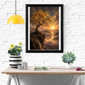 Pu&ograve; includere: Una stampa artistica incorniciata raffigurante un albero dorato sul bordo di una scogliera che si affaccia su un paesaggio al tramonto con nuvole e montagne. L'opera &egrave; esposta in una cornice nera su una parete di mattoni bianchi.