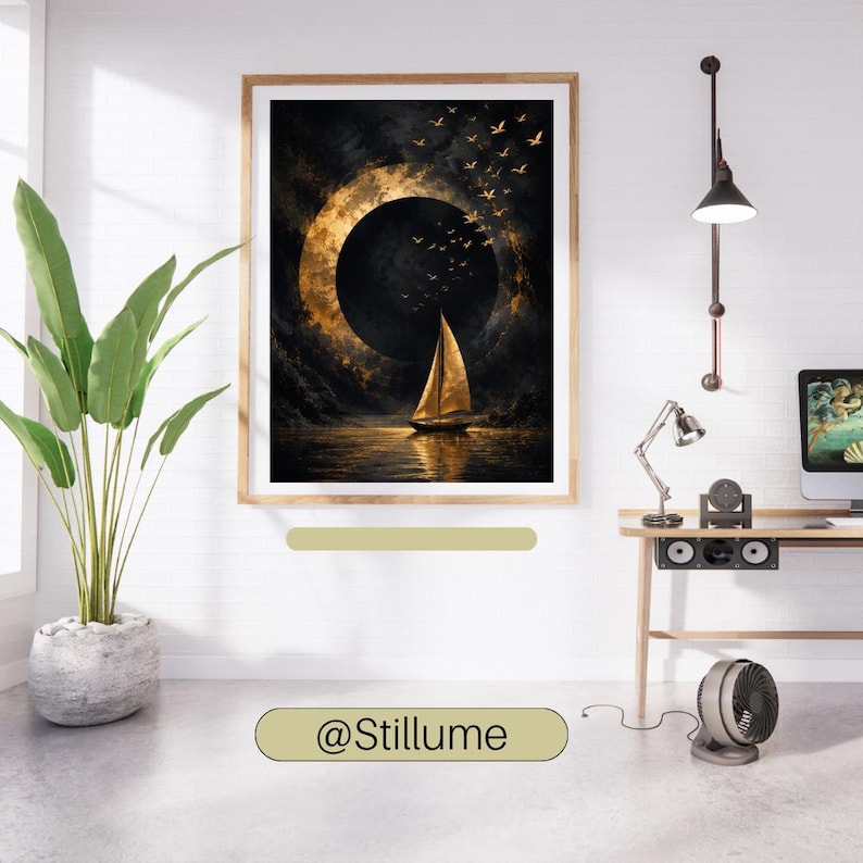 Pu&ograve; includere: Una stampa d'arte incorniciata raffigurante una barca a vela su acque scure sotto una grande eclissi dorata. Uno stormo di uccelli vola verso la luce. L'opera &egrave; esposta in una stanza con una pianta, una lampada da scrivania, un monitor e un ventilatore.