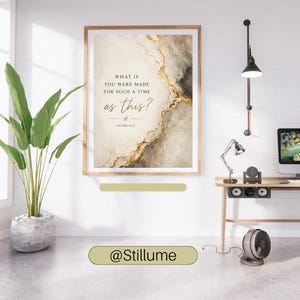 Op de afbeelding: Een rechthoekige wandkunstprint in een houten lijst met een gemarmerde achtergrond in goud-, beige- en grijstinten. De tekst luidt: WHAT IF YOU WERE MADE FOR SUCH A TIME AS THIS? ESTHER 4:14. Het ontwerp bevat een klein decoratief bladicoon.