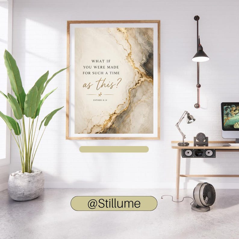 Op de afbeelding: Een rechthoekige wandkunstprint in een houten lijst met een gemarmerde achtergrond in goud-, beige- en grijstinten. De tekst luidt: WHAT IF YOU WERE MADE FOR SUCH A TIME AS THIS? ESTHER 4:14. Het ontwerp bevat een klein decoratief bladicoon.