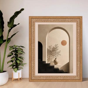 以下が含まれることがあります： ベージュのアーチ型入り口、黒い階段、テラコッタ色の丸い太陽、花瓶に入った植物が描かれた建築風景の額入りアートプリント。この作品は、装飾が施された質感のあるゴールドトーンのフレームに収められています。