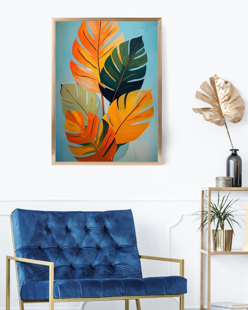 Pu&ograve; includere: Una stampa artistica botanica incorniciata con foglie tropicali stilizzate nei toni dell'arancione, giallo e verde su uno sfondo azzurro. L'opera d'arte &egrave; in una cornice di legno. L'immagine &egrave; esposta in una stanza con una poltrona di velluto blu.