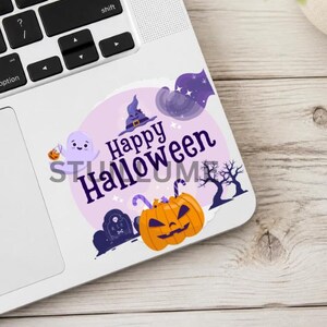 Puede incluir: Una pegatina circular con el texto Happy Halloween en letras de color morado oscuro. El dise&ntilde;o incluye un fondo morado claro, un fantasma sonriente que sostiene una peque&ntilde;a calabaza, un sombrero de bruja morado, una calabaza naranja tallada, una l&aacute;pida y siluetas de &aacute;rboles oscuros.