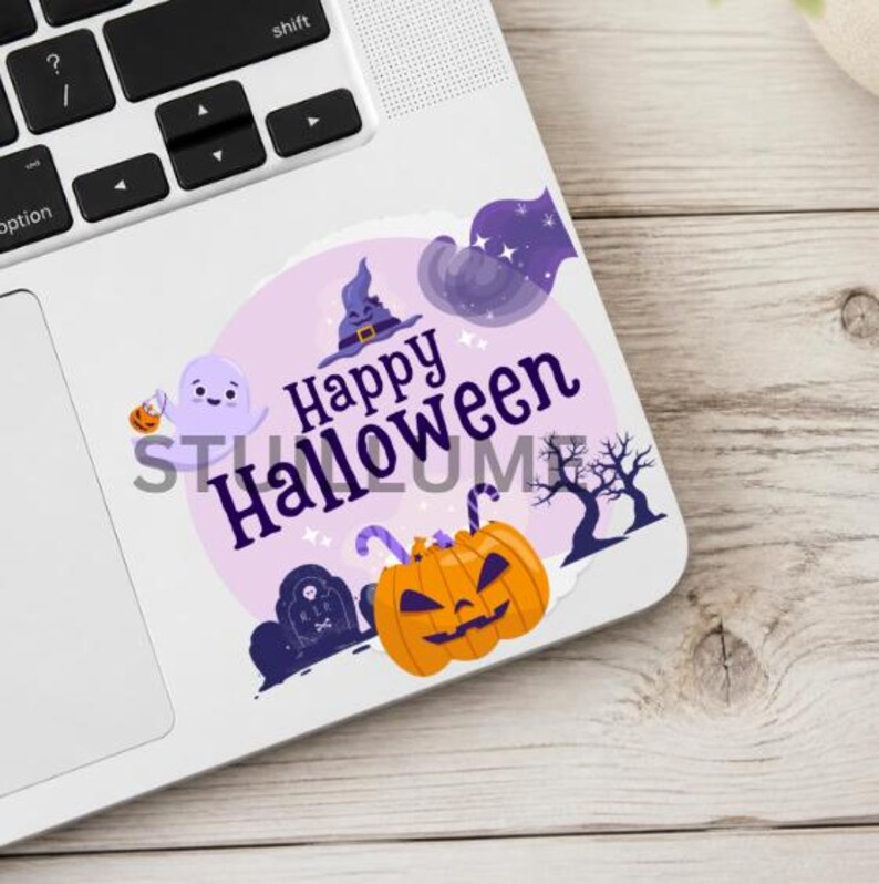 Puede incluir: Una pegatina circular con el texto Happy Halloween en letras de color morado oscuro. El dise&ntilde;o incluye un fondo morado claro, un fantasma sonriente que sostiene una peque&ntilde;a calabaza, un sombrero de bruja morado, una calabaza naranja tallada, una l&aacute;pida y siluetas de &aacute;rboles oscuros.
