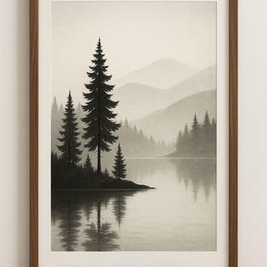 Può includere: Una stampa artistica incorniciata di un paesaggio forestale. L'opera raffigura alti alberi sempreverdi sul bordo di un lago, con montagne sullo sfondo. L'immagine è in scala di grigi, con una cornice in legno.