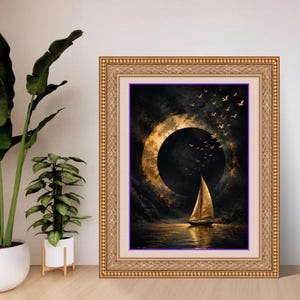 Pu&ograve; includere: Una stampa artistica incorniciata raffigurante una barca a vela dorata su acque scure sotto una grande eclissi dorata. Uno stormo di uccelli vola verso l'angolo in alto a destra. L'opera &egrave; racchiusa in una cornice dorata, ornata e testurizzata, con passepartout chiaro.