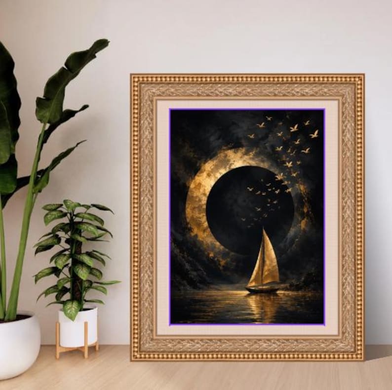 Pu&ograve; includere: Una stampa artistica incorniciata raffigurante una barca a vela dorata su acque scure sotto una grande eclissi dorata. Uno stormo di uccelli vola verso l'angolo in alto a destra. L'opera &egrave; racchiusa in una cornice dorata, ornata e testurizzata, con passepartout chiaro.