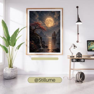 K&ouml;nnte beinhalten: Ein gerahmter Wandkunstdruck mit einer n&auml;chtlichen Landschaft, einem gro&szlig;en Vollmond, einem Segelboot auf ruhigem Wasser, einem Wasserfall an einer Felsklippe und einem Baum mit roten Bl&auml;ttern. Der Text @Stillume ist unter dem Bild sichtbar.