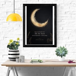 Ela atravessou tempestades como a lua. Arte de parede celestial escura, impressão de lua crescente dourada, pôster com citação feminina, decoração espiritual, digital. imagem 3