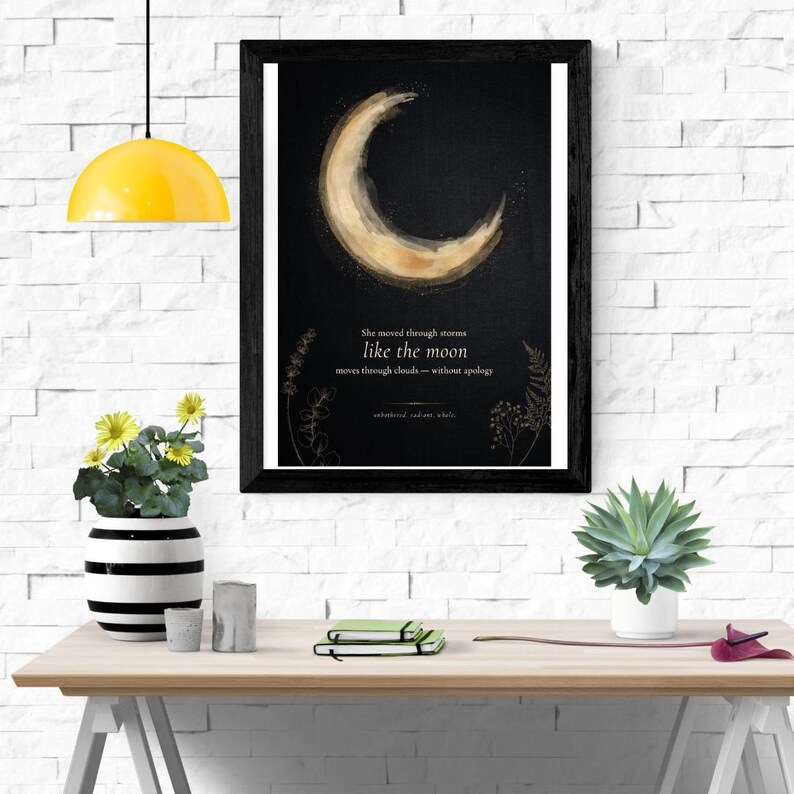 Ela atravessou tempestades como a lua. Arte de parede celestial escura, impressão de lua crescente dourada, pôster com citação feminina, decoração espiritual, digital. imagem 3