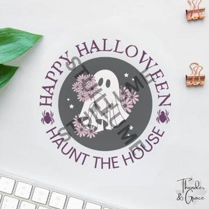 Puede incluir: Una pegatina circular con un fantasma blanco que sostiene flores rosas sobre un fondo gris oscuro. El texto "HAPPY HALLOWEEN" y "HAUNT THE HOUSE" est&aacute; impreso en morado alrededor del borde, acentuado por peque&ntilde;as ara&ntilde;as moradas y estrellas.