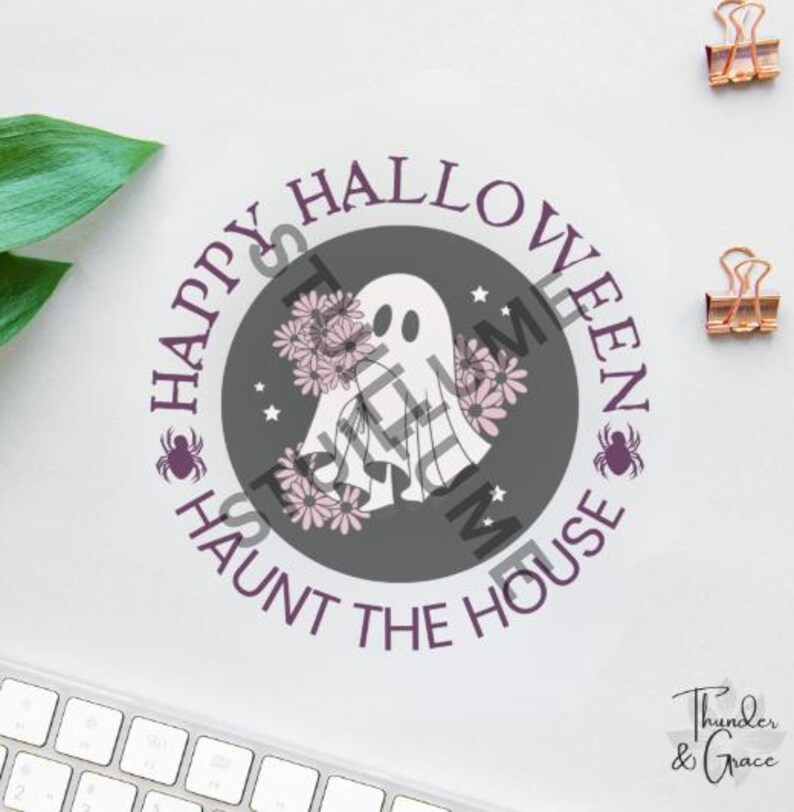 Puede incluir: Una pegatina circular con un fantasma blanco que sostiene flores rosas sobre un fondo gris oscuro. El texto "HAPPY HALLOWEEN" y "HAUNT THE HOUSE" est&aacute; impreso en morado alrededor del borde, acentuado por peque&ntilde;as ara&ntilde;as moradas y estrellas.