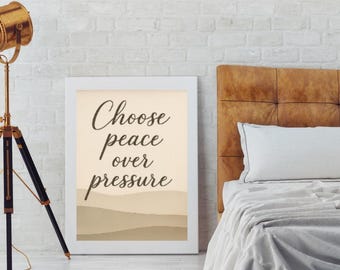 Privilégiez la paix à la pression, affiche murale minimaliste et inspirante, citation zen pour une décoration apaisante, téléchargement numérique, style moderne et neutre.