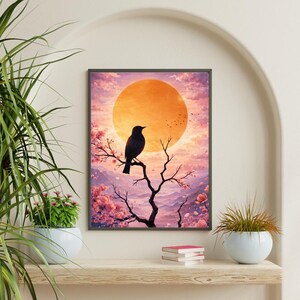Pu&ograve; includere: Stampa artistica incorniciata con un uccello nero posato su un ramo spoglio, sullo sfondo di un tramonto con un grande sole arancione. Fiori di ciliegio rosa e montagne viola aggiungono al paesaggio sereno. L'opera &egrave; in una cornice nera.