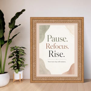 Peut inclure: Une affiche murale encadr&eacute;e avec le texte "Pause. Refocus. Rise." et "Your next step still matters." Le design pr&eacute;sente des formes abstraites &agrave; l'aquarelle dans des tons vert sauge, beige et terre cuite dans un cadre dor&eacute; orn&eacute;.