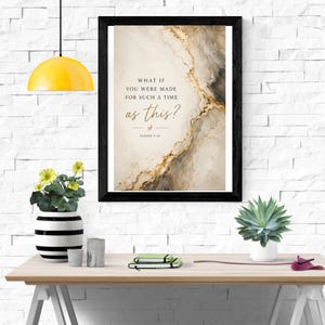 Può includere: Una stampa artistica da parete incorniciata con uno sfondo astratto color beige, crema e oro simile al marmo, con il testo "WHAT IF YOU WERE MADE FOR SUCH A TIME AS THIS?" e "ESTHER 4:14" stampato in un carattere serif marrone scuro.