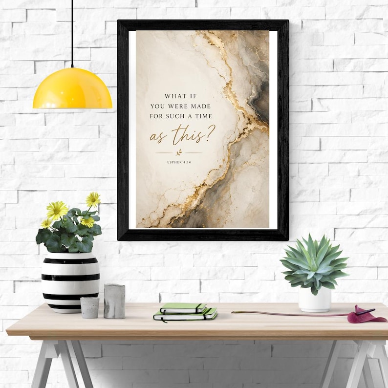 Op de afbeelding: Een ingelijste wandkunstprint met een abstracte beige, cr&egrave;me en goudkleurige marmerachtige achtergrond met de tekst "WHAT IF YOU WERE MADE FOR SUCH A TIME AS THIS?" en "ESTHER 4:14" in een donkerbruin schreeflettertype in het midden.