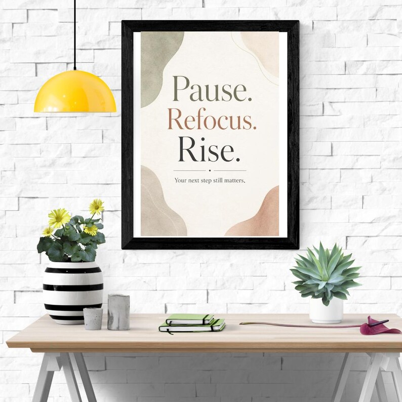 Peut inclure: Une affiche encadr&eacute;e avec le texte Pause. Refocus. Rise. et le texte plus petit Your next step still matters. Le design pr&eacute;sente des formes abstraites &agrave; l'aquarelle dans des tons vert, beige et terre cuite sur un fond cr&egrave;me.