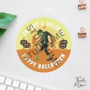 K&ouml;nnte beinhalten: Ein runder Aufkleber mit einem gr&uuml;nen Zombie in der Mitte, flankiert von zwei schwarzen K&uuml;rbislaternen auf jeder Seite. Der Hintergrund verl&auml;uft von Gelb zu Orange. Der Text lautet FRIGHT & DELIGHT und HAPPY HALLOWEEN in Wei&szlig;.