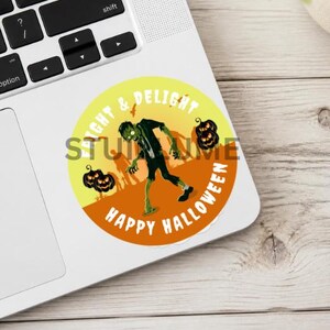 K&ouml;nnte beinhalten: Ein runder Aufkleber mit einem gr&uuml;nen Zombie, der &uuml;ber einen orange-gelben Hintergrund mit schwarzen K&uuml;rbissen l&auml;uft. Der Text FRIGHT & DELIGHT HAPPY HALLOWEEN ist in wei&szlig;en Gro&szlig;buchstaben entlang der oberen und unteren Kanten angeordnet.