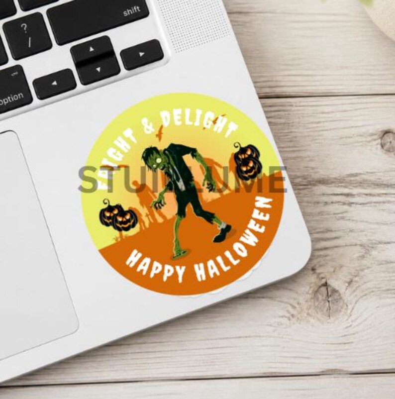K&ouml;nnte beinhalten: Ein runder Aufkleber mit einem gr&uuml;nen Zombie, der &uuml;ber einen orange-gelben Hintergrund mit schwarzen K&uuml;rbissen l&auml;uft. Der Text FRIGHT & DELIGHT HAPPY HALLOWEEN ist in wei&szlig;en Gro&szlig;buchstaben entlang der oberen und unteren Kanten angeordnet.