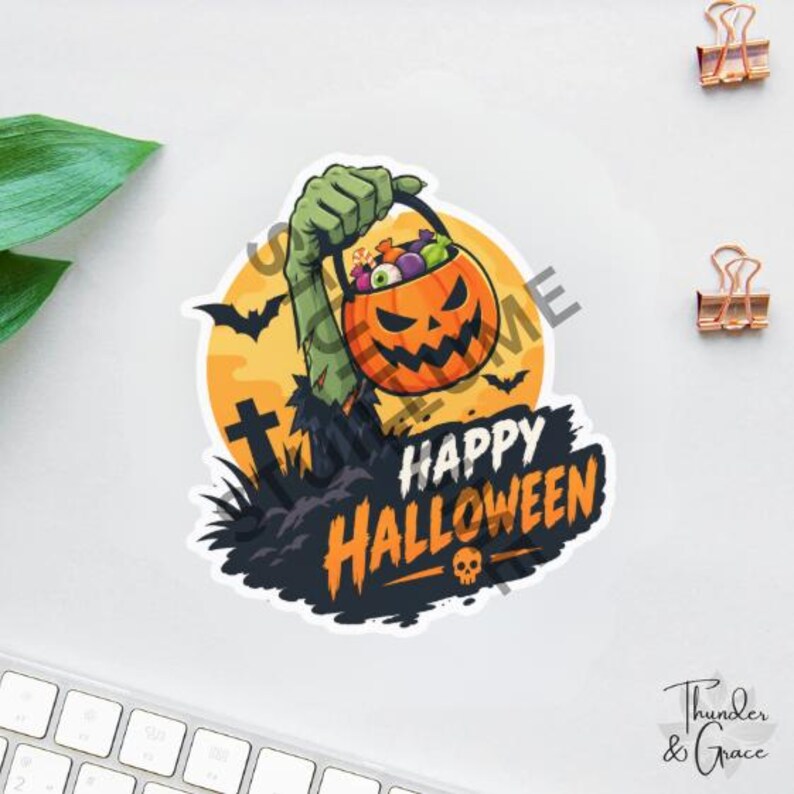 Puede incluir: Una pegatina que muestra una mano de zombi verde emergiendo de una tumba oscura, sosteniendo un cubo de dulces naranja con forma de calabaza. El fondo muestra una gran luna amarilla, murci&eacute;lagos y una cruz, con el texto HAPPY HALLOWEEN.