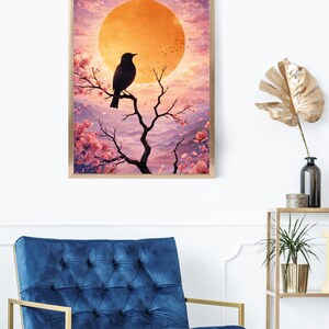 Pu&ograve; includere: Una stampa artistica incorniciata raffigurante un uccello nero posato su un ramo, sullo sfondo di un tramonto con un grande sole arancione. Fiori di ciliegio rosa e montagne viola arricchiscono la scena. L'opera &egrave; esposta in una stanza con una poltrona blu.