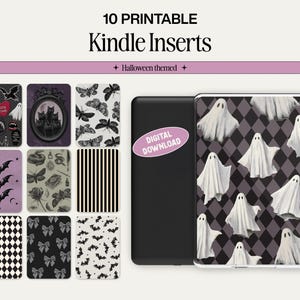 Op de afbeelding: Een verzameling van 10 afdrukbare Halloween-thema Kindle-invoegtoepassingen. Ontwerpen omvatten vleermuizen, geesten, strikken, vlinders en gotische afbeeldingen. Getoond met een zwart Kindle-apparaat en een digitale downloadsticker.