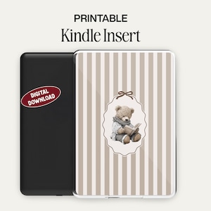 Puede incluir: Un dispositivo Kindle negro junto a una funda Kindle con un diseño de rayas beige y blancas. La funda presenta una ilustración de acuarela de un oso de peluche leyendo un libro. Las palabras "PRINTABLE" y "Kindle Insert" están en la parte superior.