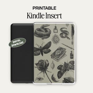 Op de afbeelding: Een zwarte Kindle met een decoratieve inleg met een illustratie in vintage stijl. De inleg heeft een lichtgroene achtergrond met gedetailleerde tekeningen van een slang, motten, rozen en andere mystieke elementen. De tekst bovenaan luidt "PRINTABLE Kindle Insert."