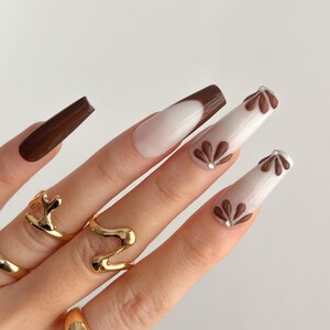 Bruine nepnagels met bloemenprint | Retro nagelkunst