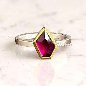 Anello solitario minimalista con rubino a forma di aquilone, realizzato a mano, con castone in oro 18 carati e argento sterling.