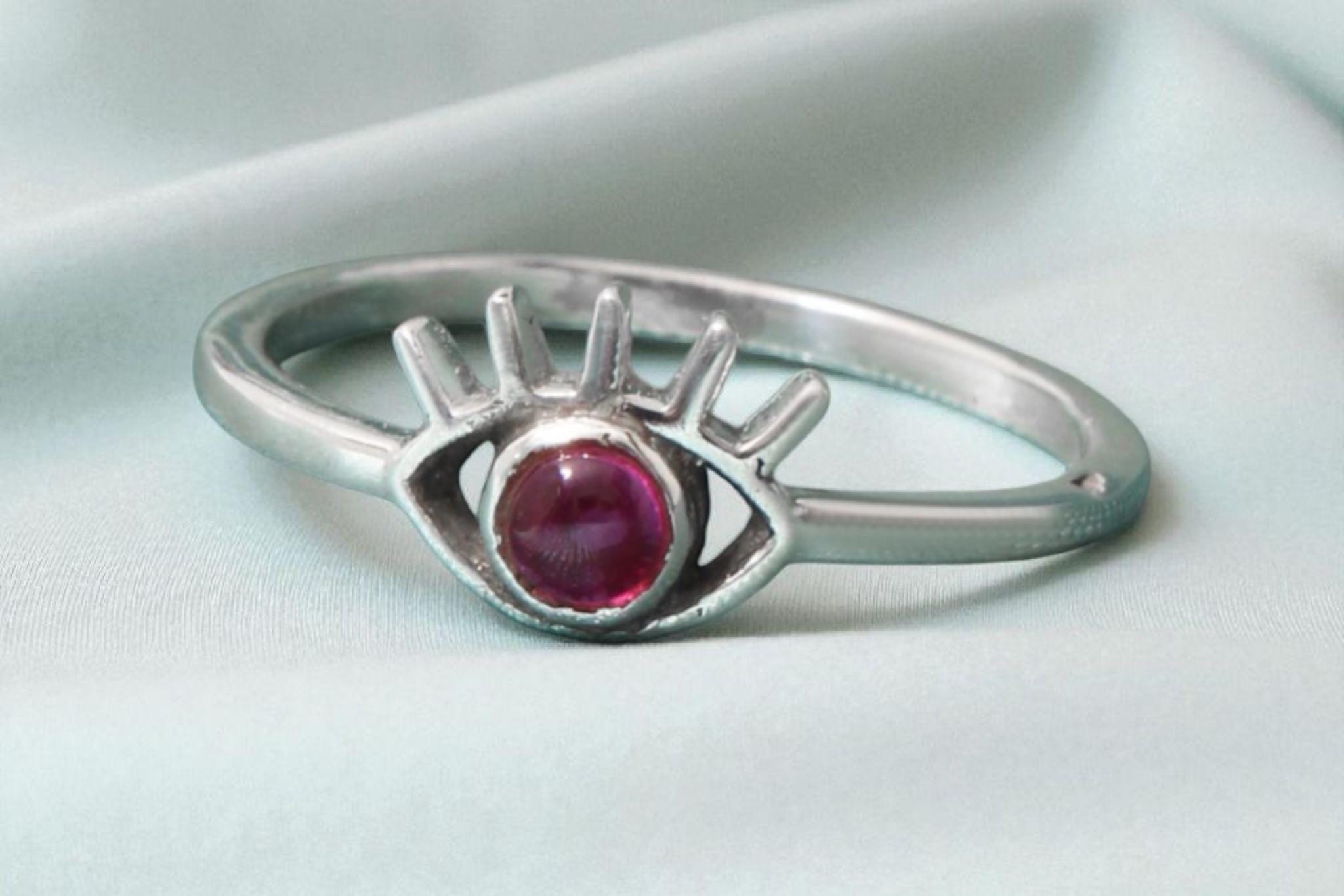 ルビーの邪眼リング：925スターリングシルバーのボヘミアン風お守り