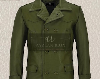 Puede incluir: Abrigo de invierno de estilo retro verde oliva con diseño cruzado. El abrigo presenta un cuello con solapas, dos bolsillos delanteros y cierres de botones. El texto "Retro Style Winter Coat" se muestra en la parte superior de la imagen.
