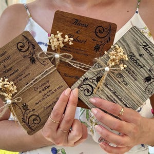 Convite de casamento com flores rústicas, convite de casamento de madeira, cartão personalizado com flores secas