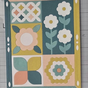 Puede incluir: Una tarjeta decorativa con un diseño geométrico. La tarjeta presenta una cuadrícula de cuadrados coloridos con patrones florales y abstractos en tonos de verde azulado, amarillo, melocotón y blanco. El borde es de color verde azulado claro con acentos ovalados blancos.
