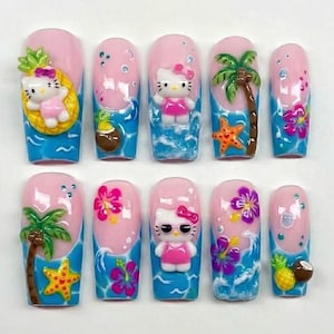 Könnte beinhalten: Ein Set aus zehn langen, rosa Kunstnägeln mit tropischem Thema. Jeder Nagel hat ein anderes Design, darunter Hello Kitty, Palmen, Seesterne und Ananas, alles vor einem blauen Wasserhintergrund.