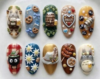 Handgefertigte Oktoberfest-Totoro-Press-On-Nägel, 3D-Gel-Kunst im bayerischen Festtagsstil, Ghibli-Bier-Acryl-Nägel, traditionelle deutsche Anime-Maniküre