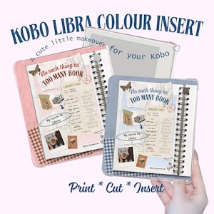 Könnte beinhalten: Zwei Kobo Libra Colour Einlagen mit einem Bibliothekskartendesign und dem Text 'No such thing as TOO MANY BOOKS'. Die Einlagen enthalten eine Ticketgrafik, einen Bücherstapel, ein Foto einer Kaffeetasse und ein Blumenbild im Collage-Stil.