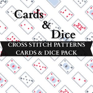 Può includere: Uno sfondo bianco presenta carte da gioco e dadi. Le parole "Cards & Dice" sono in grande testo nero. Uno striscione nero recita "CROSS STITCH PATTERNS CARDS & DICE PACK". Le carte da gioco sono sparse sullo sfondo.