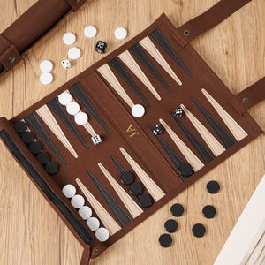 Personligt backgammonset | Anpassat backgammonbräde i läder | Namnanpassning | Present till honom, present till marskalk, present till jubileum