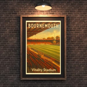 Può includere: Poster incorniciato in stile vintage dello stadio Vitality di Bournemouth. L'opera raffigura l'interno dello stadio con un campo verde, sedili rossi e il testo "BOURNEMOUTH" e "Vitality Stadium" in un font retrò. Il poster è in una cornice di legno scuro.