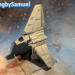 Puede incluir: Modelo gris claro de una nave espacial con alas anguladas y un cuerpo central. El modelo está sobre un fondo temático espacial e incluye el texto "XwingbySamuel" en la esquina superior izquierda.