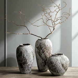 Ręcznie robiony szary ceramiczny wazon: rustykalny, minimalistyczny element centralny stołu