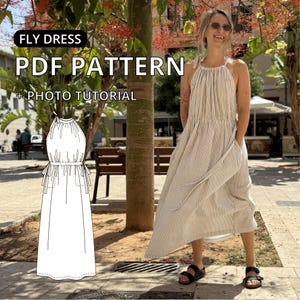 Puede incluir: Una mujer con un vestido halter a rayas blancas y negras con bolsillos. La imagen incluye texto que indica un patrón PDF con un tutorial fotográfico. También se muestra un dibujo lineal del vestido. El vestido llega a la rodilla.