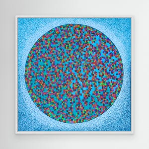 Könnte beinhalten: Abstrakter Kunstdruck mit einem großen, farbenfrohen Kreis vor einem hellblauen Hintergrund. Der Kreis ist mit einem Mosaik aus kleinen, mehrfarbigen Quadraten gefüllt. Das Kunstwerk ist in einem weißen quadratischen Rahmen gerahmt.